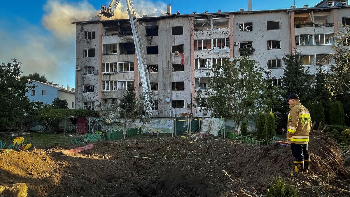 Ruské rakety útočily i na západní Ukrajinu. Ve Lvově zasáhly obytný dům